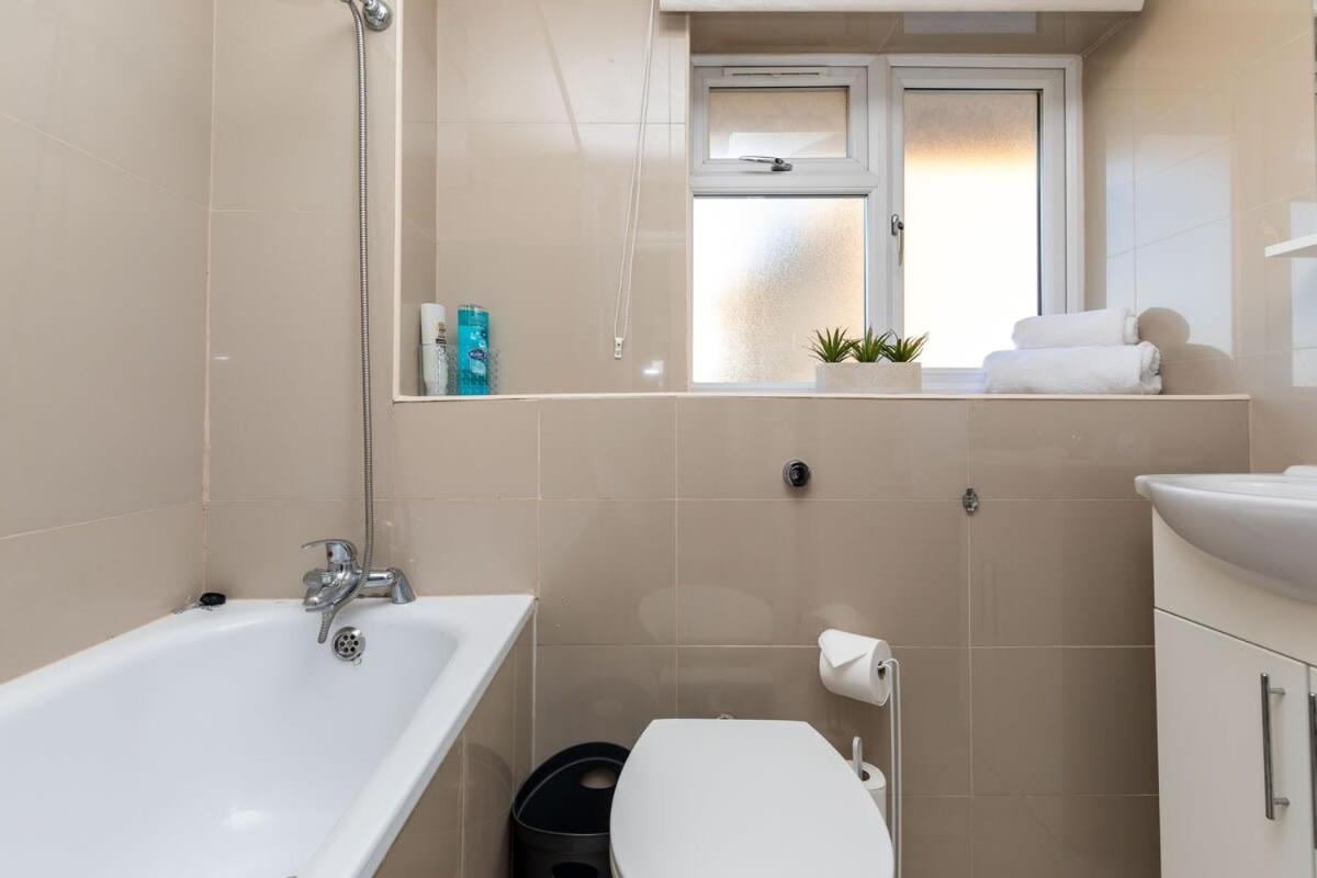 19A The Broadwalk - Cozy 1Br In The Heart Of Crawley Near Gatwick Airport Great For Contractors And Flight Crew Students Villa Eksteriør bilde
