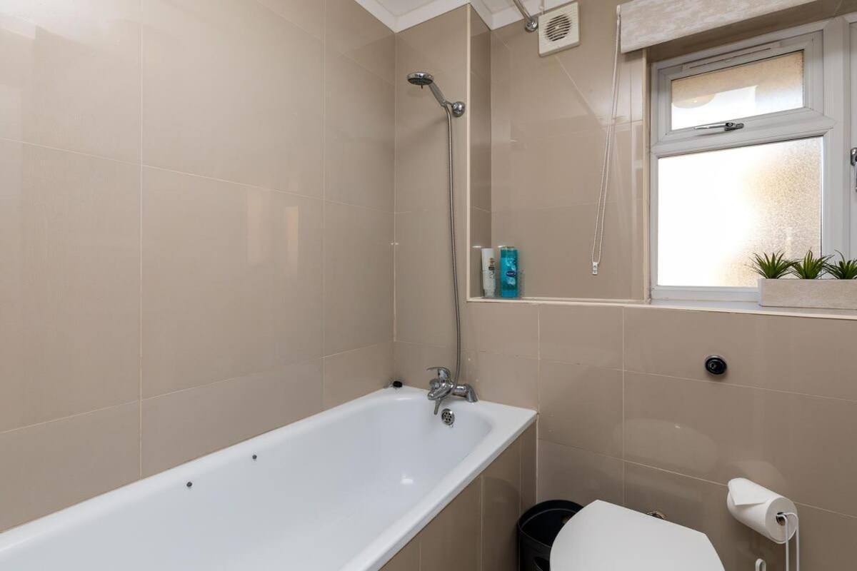 19A The Broadwalk - Cozy 1Br In The Heart Of Crawley Near Gatwick Airport Great For Contractors And Flight Crew Students Villa Eksteriør bilde