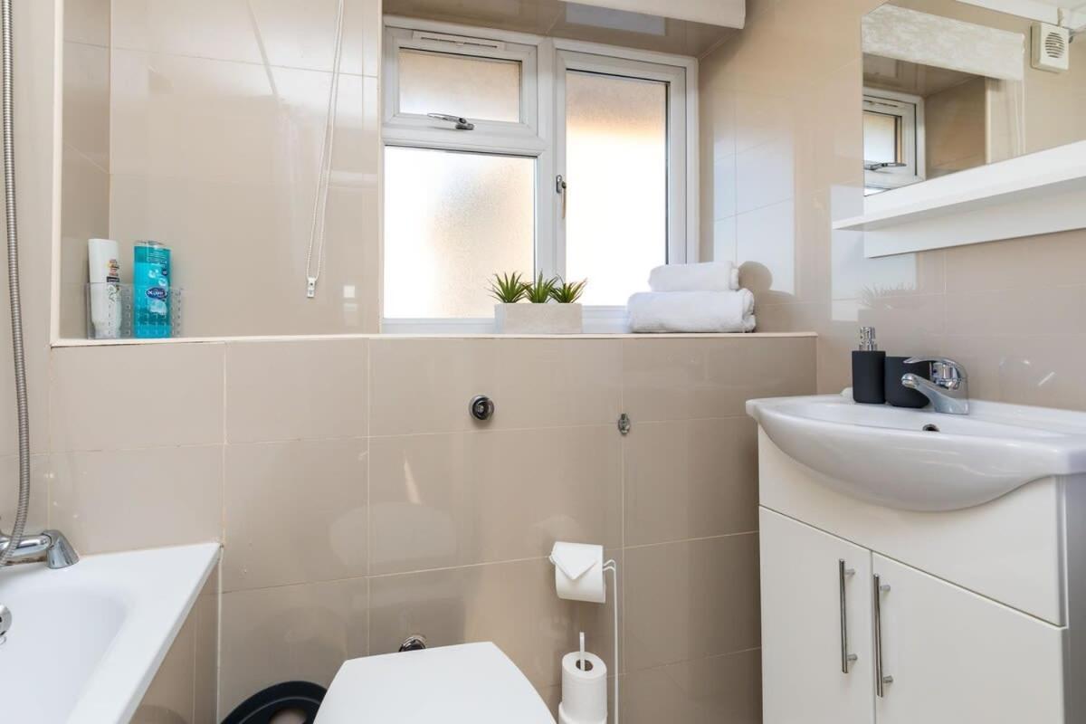 19A The Broadwalk - Cozy 1Br In The Heart Of Crawley Near Gatwick Airport Great For Contractors And Flight Crew Students Villa Eksteriør bilde