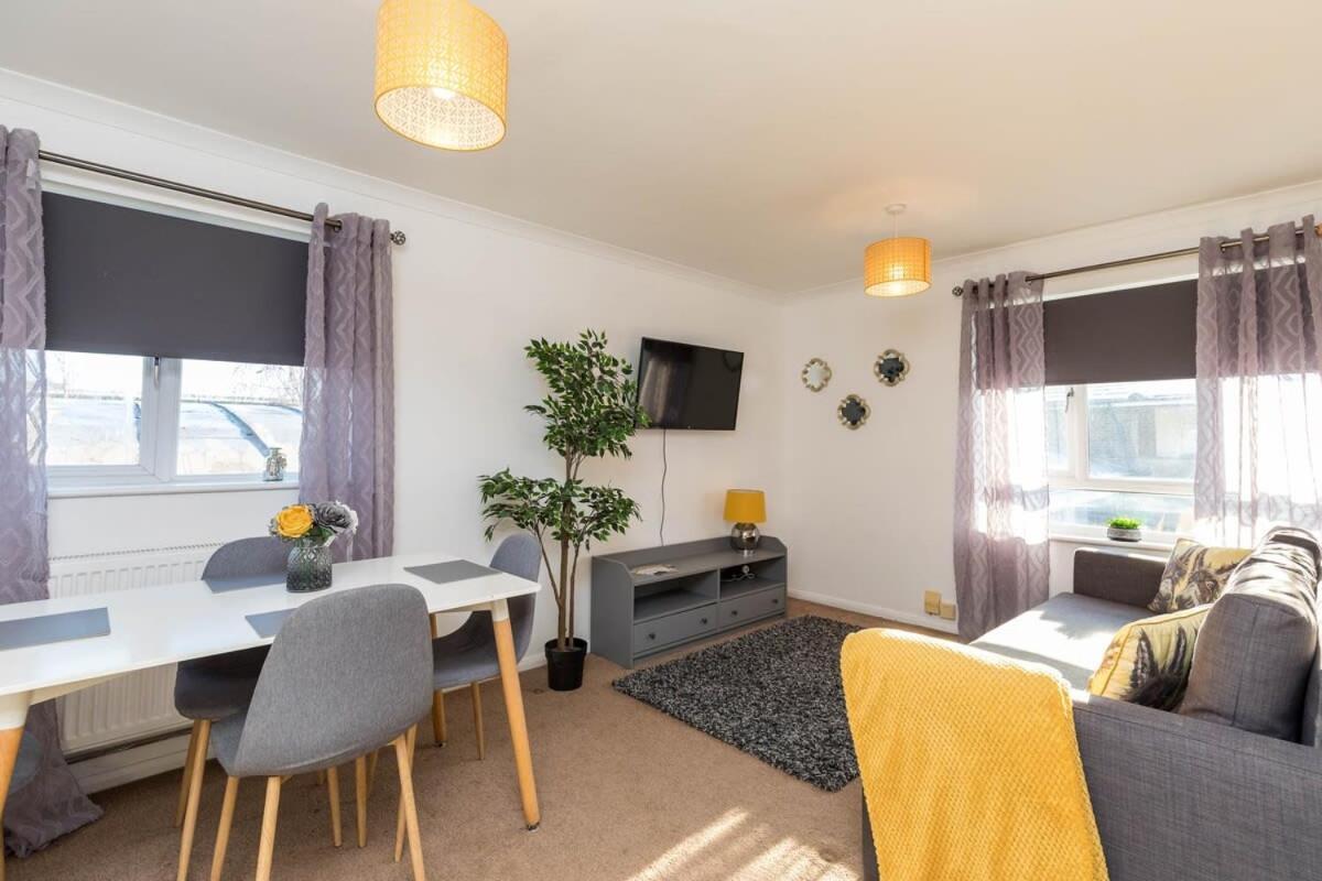 19A The Broadwalk - Cozy 1Br In The Heart Of Crawley Near Gatwick Airport Great For Contractors And Flight Crew Students Villa Eksteriør bilde