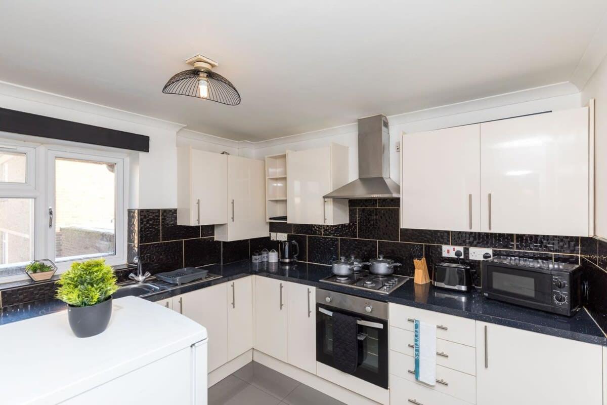 19A The Broadwalk - Cozy 1Br In The Heart Of Crawley Near Gatwick Airport Great For Contractors And Flight Crew Students Villa Eksteriør bilde